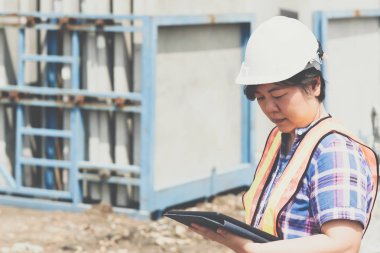 Şantiyede kadın inşaat mühendisi