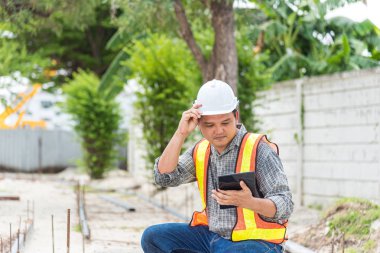 Şantiyede man inşaat mühendisi