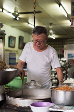 Şef sokak gıda pazarında bir erişte çorbası pişirme