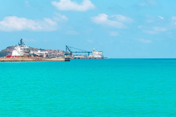 Landskap av stranden och havet med reef rock beach — Stockfoto