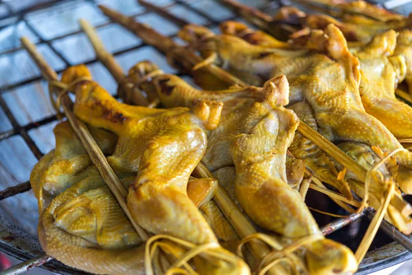 烤的鸡酱在泰国的街头食品市场 — 图库照片