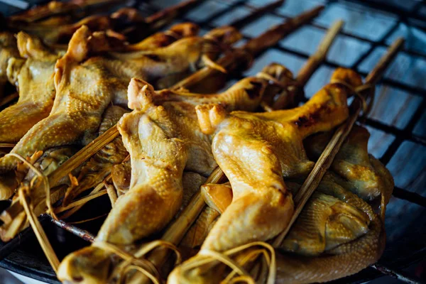 Salsa de pollo a la parrilla en el mercado de comida tailandés — Foto de Stock