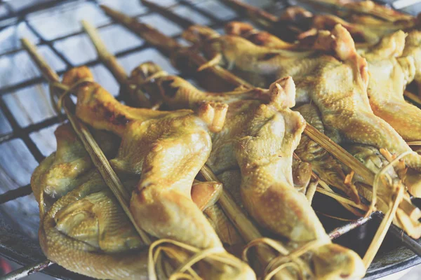 烤的鸡酱在泰国的街头食品市场 — 图库照片
