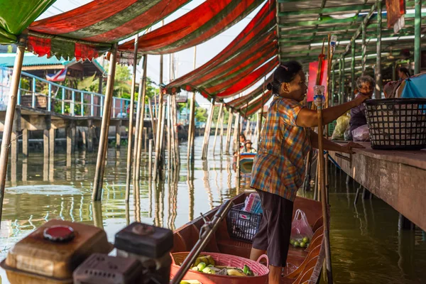 Wat Takien Flotante Mercado en Nonthaburi Tailandia — Foto de Stock