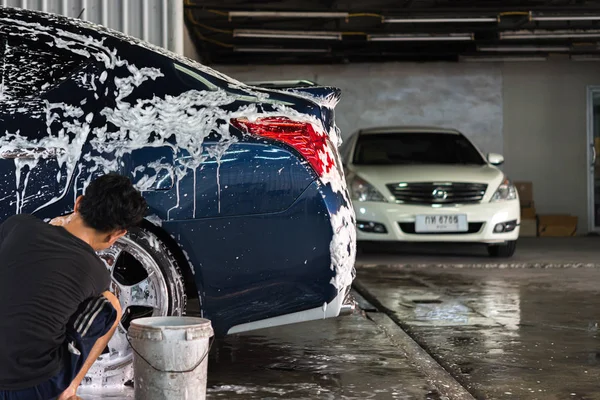 Araba bakım mağazasında araba temizleme (Araba detaylandırma)