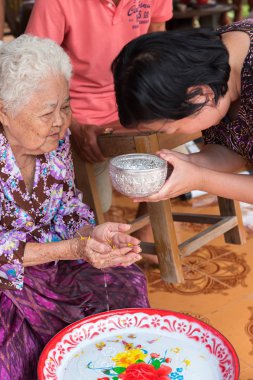 Songkran Festivali veliler açısından banyo