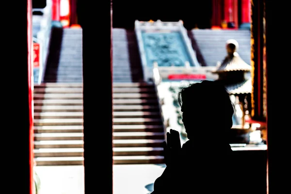 タイ仏教慈善礼拝のために祈る — ストック写真