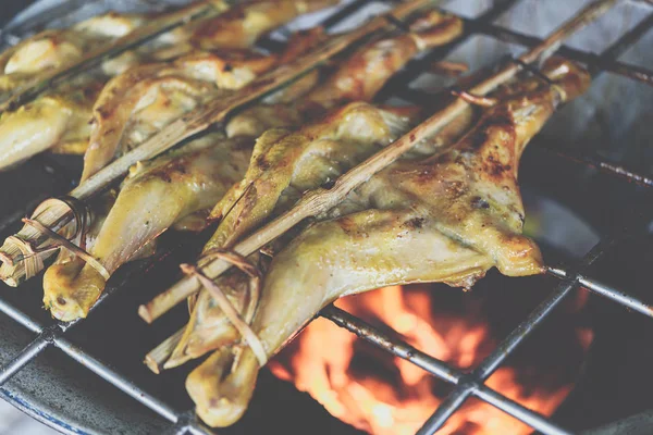 Salsa de pollo a la parrilla en el mercado de comida tailandés — Foto de Stock