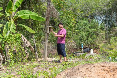 Asyalı adam çiftçi açık Cut-Out veya Circuit Breaker