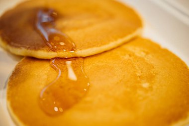 Tatlı dükkanında bal ile Pancake (Pancake Supreme)