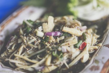 Bambu ateş baharatlı salata (Çorba Knor Mai) piyasada