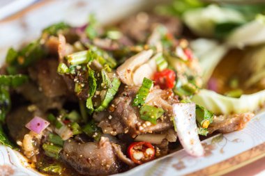 Tay gıda baharatlı dilimlenmiş ızgara sığır eti salatası