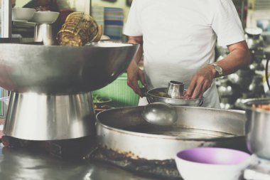 Şef sokak gıda pazarında bir erişte çorbası pişirme