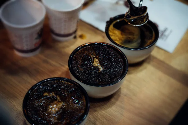 Cafetería barista mostrando granos de café tostados —  Fotos de Stock