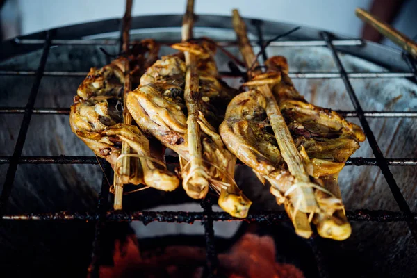 Salsa de pollo a la parrilla en el mercado de comida tailandés — Foto de Stock