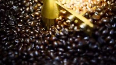 Kahve dükkanı kafe veya restoranda kavurma kahve çekirdekleri makinesinde kavurma kahve çekirdekleri ve kavrulmuş kahve çekirdekleri