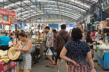 Tay street gıda markette alışveriş kadın