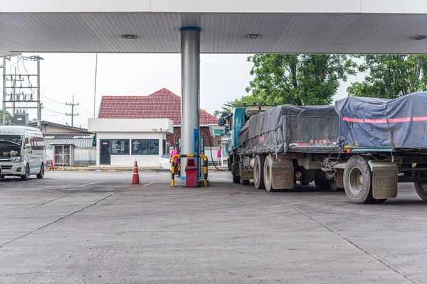 Benzinestation of tankstation en trailer truck — Stockfoto