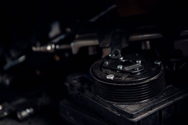 Garajda sökülen araba kirli motoru ve makara