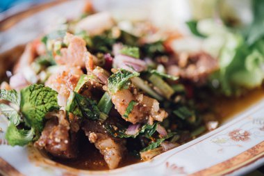 Tay gıda baharatlı dilimlenmiş ızgara sığır eti salatası