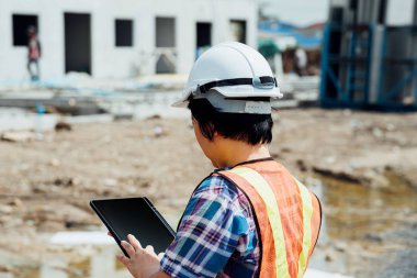 Şantiyede kadın inşaat mühendisi