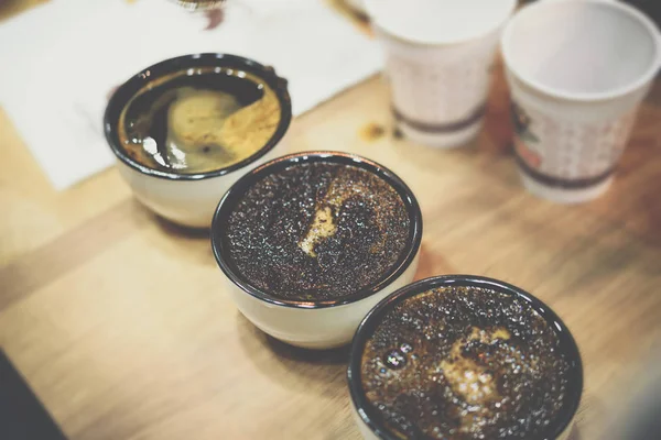 Cafetería barista mostrando granos de café tostados — Foto de Stock