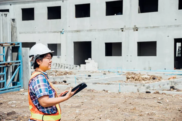 Kvinna konstruktionsingenjör på byggarbetsplatsen — Stockfoto