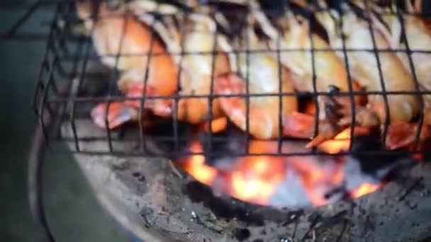 Grilled Garnalen Giant Zoetwater Garnalen Grillen Met Houtskool Koop Bij — Stockvideo