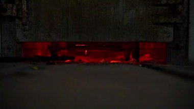 Tayland tapınağındaki krematoryumdaki pirenin altında yanan ateşle Budist tapınağında yaşamın sonu ve krematoryum