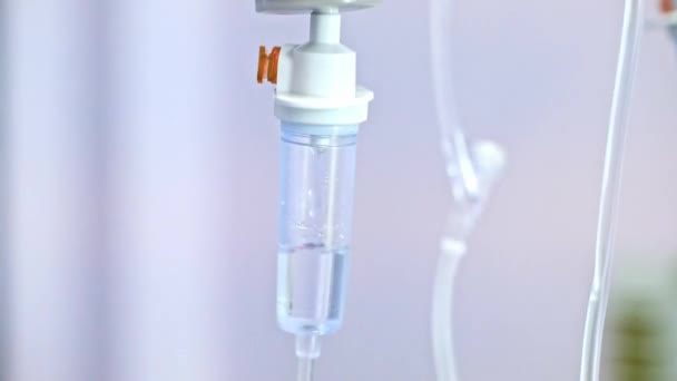 Patienten Sjukhuset Med Koksaltlösning Intravenöst Äldre Patientens Hand — Stockvideo