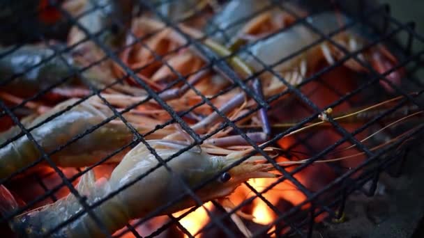 Gegrillte Garnelen Riesengarnelen Grillen Mit Holzkohle Zum Verkauf Auf Dem — Stockvideo