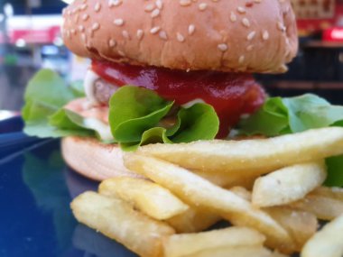 Hamburger fastfood restoranda bir fast food