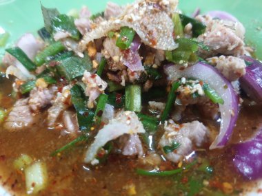 Tay sokak gıda baharatlı kıyma salatası (Laab)