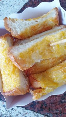 Gıda pazarında veya restoranda Buğulanmış Tereyağı Çörekler