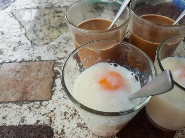 Desayuno con huevos cocidos y café de época — Foto de Stock