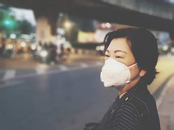 Kadın n95 maskesi kullanmak şehirde sis Pm2.5 toz korumak — Stok fotoğraf