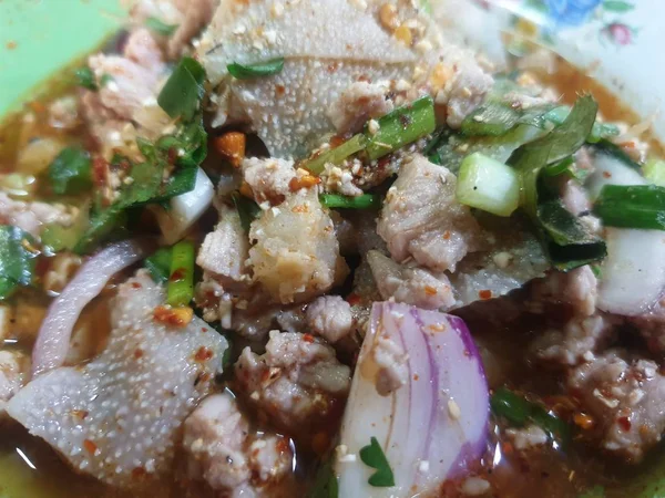 辛辣碎牛肉沙拉（Laab）在泰国街头食品 — 图库照片