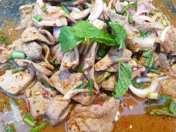 Spicy Pork Liver Salad (Tub Wan) est la nourriture thaïlandaise Esan — Photo