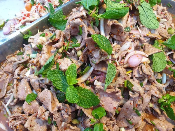 Würziger Schweinelebersalat (Tub wan) ist thailändisches Esan-Essen — Stockfoto