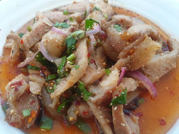 Ensalada picante de cerdo picado (Laab) en comida callejera tailandesa —  Fotos de Stock