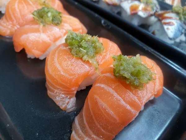 Japán élelmiszer beállított különböző típusú sushi — Stock Fotó