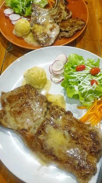 Bife de carne (carne ou carne de porco) e puré de batata — Fotografia de Stock