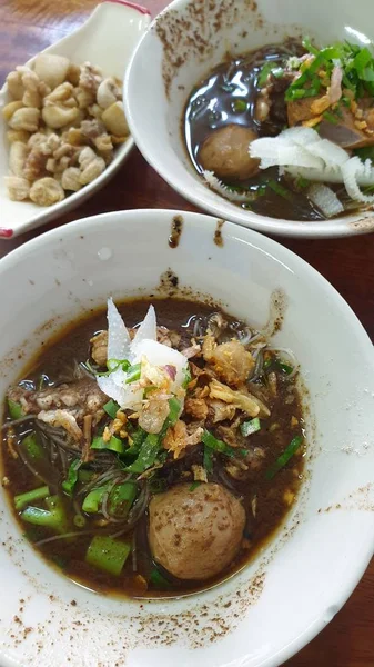 Mie daging sapi rebus dengan sup bakso rebus — Stok Foto