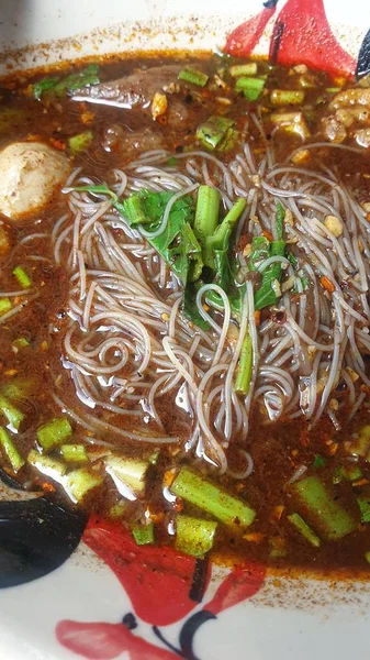 Mie daging sapi rebus dengan sup bakso rebus — Stok Foto