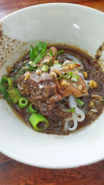 Brasato manzo tagliatella chiara con stufato di zuppa di polpette di carne — Foto Stock