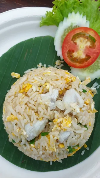 Ravunlihaa paistettua riisiä Thai Street Food Marketissa — kuvapankkivalokuva