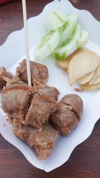 Gebratene oder gegrillte Thai-Würstchen (sai aua)) — Stockfoto