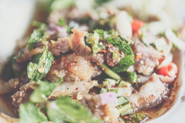 Tay gıda baharatlı dilimlenmiş ızgara sığır eti salatası