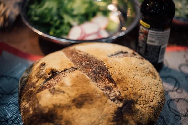 Pão de massa com salada de legumes no restaurante — Fotografia de Stock