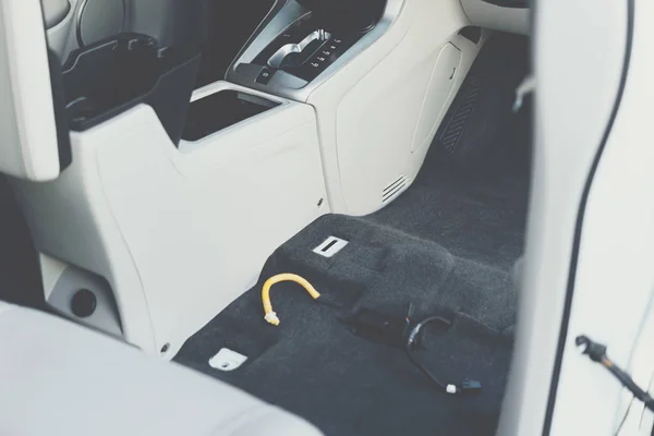 Limpeza do interior do carro na loja de cuidados de carro — Fotografia de Stock
